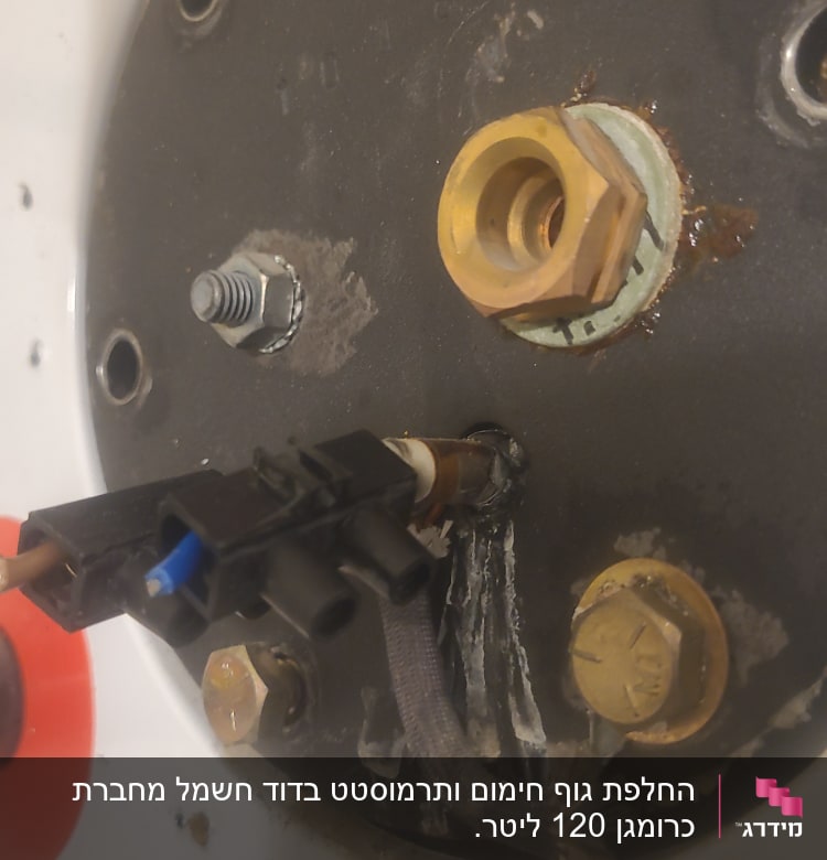 חיבורים וצינורות על דוד שמש